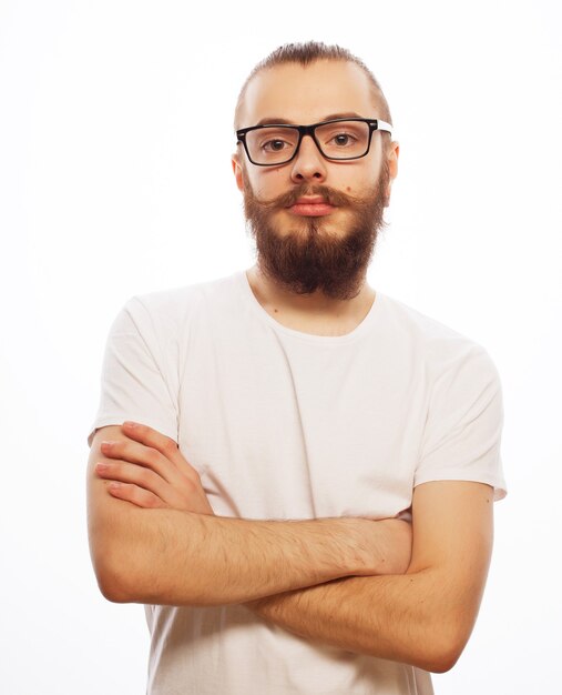 Giovane uomo barbuto hipster con gli occhiali. Su sfondo bianco.