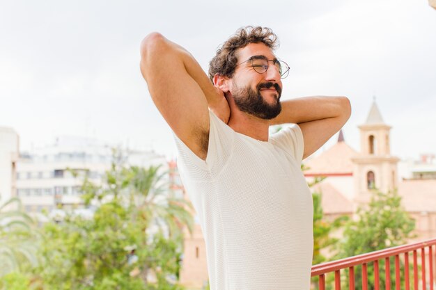 Giovane uomo barbuto in un momento di relax a casa