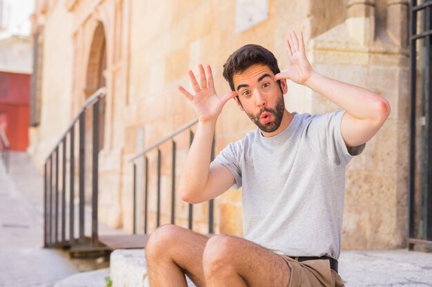 Giovane uomo beffardo in strada