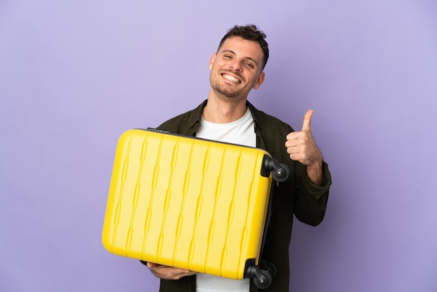 Giovane uomo bello caucasico isolato