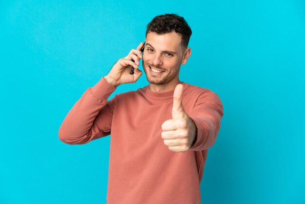 Giovane uomo bello caucasico isolato