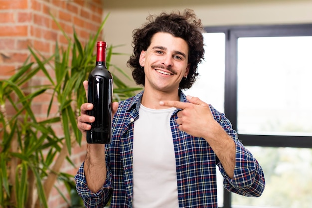 Giovane uomo bello che celebra la nuova casa all'interno della casa