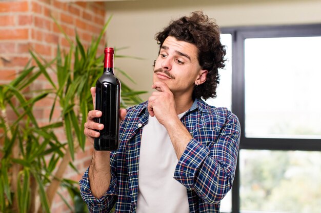 Giovane uomo bello che celebra la nuova casa all'interno della casa