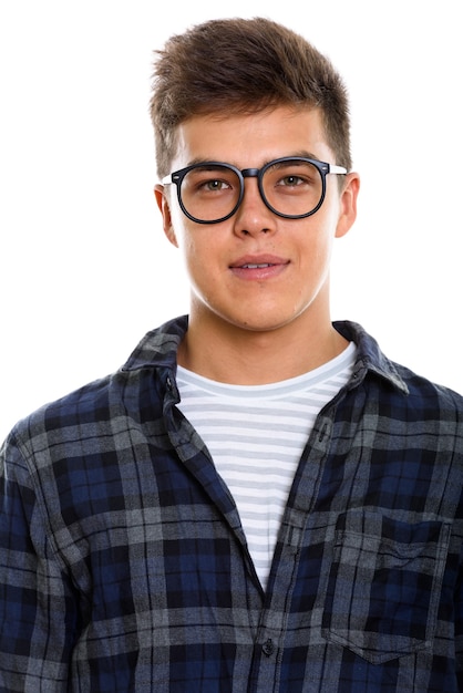 giovane uomo bello che indossa occhiali da vista