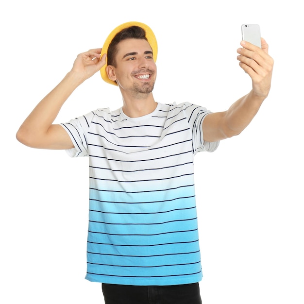 Giovane uomo bello che prende selfie su sfondo bianco