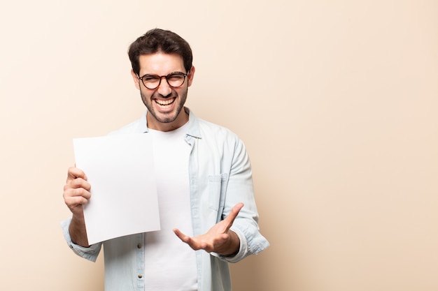 Giovane uomo bello che sembra arrabbiato, infastidito e frustrato che grida wtf o cosa c'è di sbagliato in te