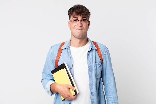 Giovane uomo bello che sembra perplesso e confuso. concetto di studente universitario