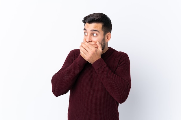 Giovane uomo bello con la barba isolata che copre la bocca e guardando al lato