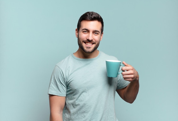 Giovane uomo bello con una tazza di caffè. concetto di colazione