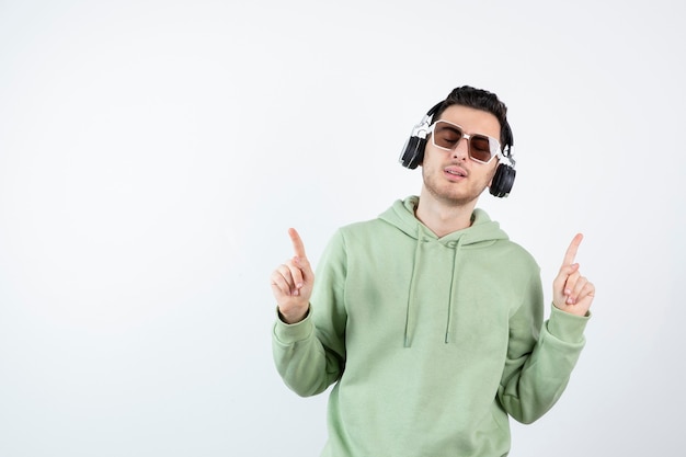 giovane uomo bello in cuffie che ascolta la musica.