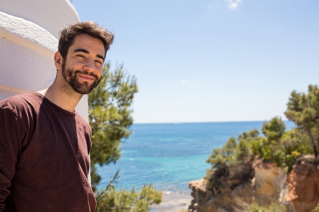 Giovane uomo bello in vacanza