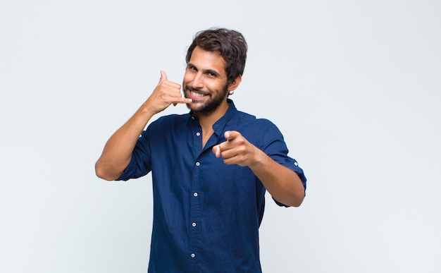 Giovane uomo bello latino in camicia isolata