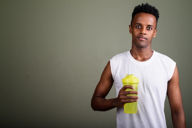 Giovane uomo bello pronto per la palestra