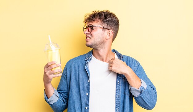 giovane uomo bello sentirsi stressato, ansioso, stanco e frustrato. concetto di frullato