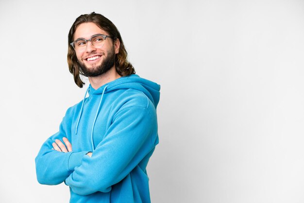 Giovane uomo bello su sfondo bianco isolato guardando al lato e sorridente