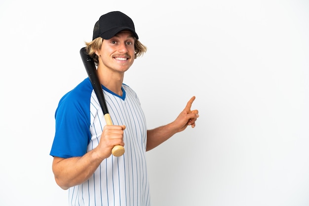 Giovane uomo biondo che gioca baseball isolato