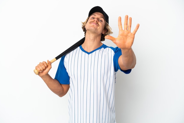 Giovane uomo biondo che gioca baseball isolato