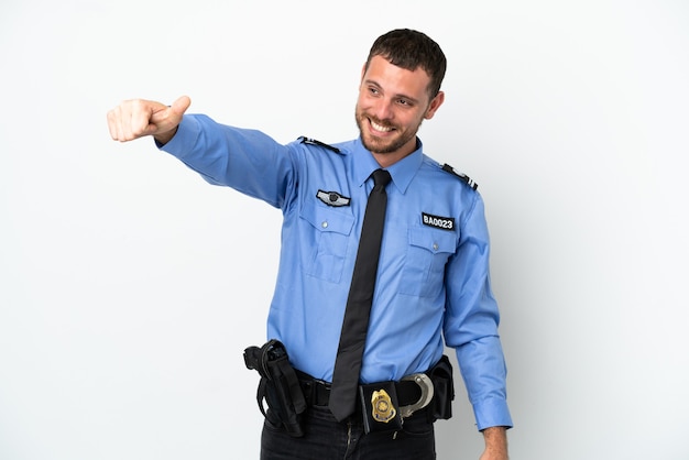 Giovane uomo brasiliano della polizia isolato su priorità bassa bianca che dà un gesto di pollice in alto