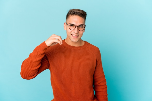 Giovane uomo caucasico bello isolato che esprime emozioni