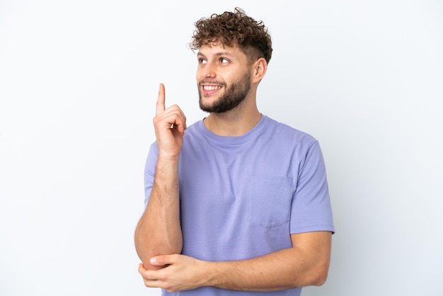 Giovane uomo caucasico bello isolato su sfondo bianco che indica una grande idea