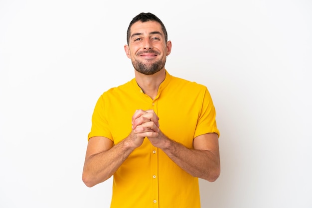 Giovane uomo caucasico bello isolato su sfondo bianco ridendo