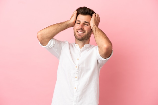 Giovane uomo caucasico bello isolato su sfondo rosa ridendo