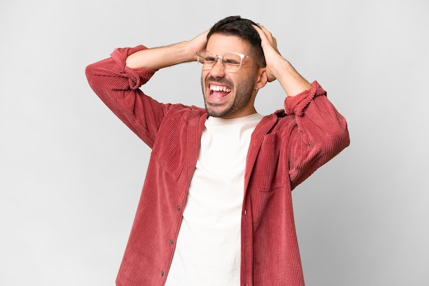 Giovane uomo caucasico bello su sfondo bianco isolato sottolineato sopraffatto