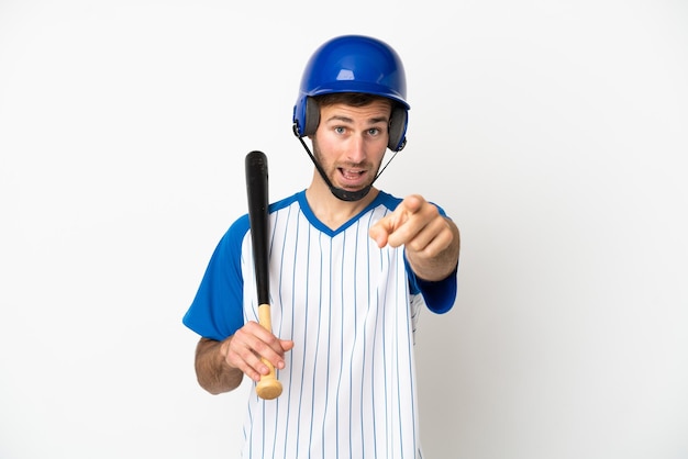 Giovane uomo caucasico che gioca a baseball isolato su sfondo bianco sorpreso e rivolto verso la parte anteriore