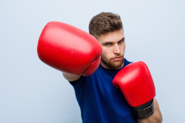 Giovane uomo caucasico che indossa un guantoni da boxe