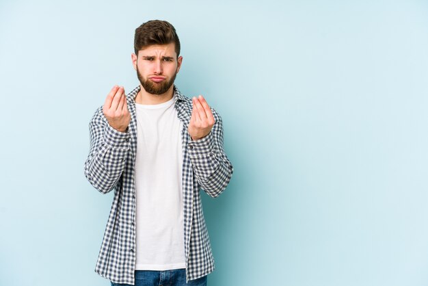 Giovane uomo caucasico che mostra che non ha soldi.