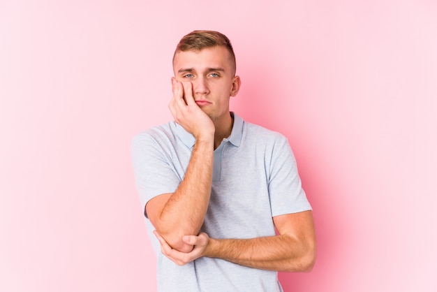 Giovane uomo caucasico isolato che è annoiato, affaticato e ha bisogno di una giornata di relax.