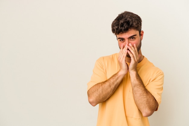 Giovane uomo caucasico isolato su sfondo bianco che compongono il piano in mente, la creazione di un'idea.