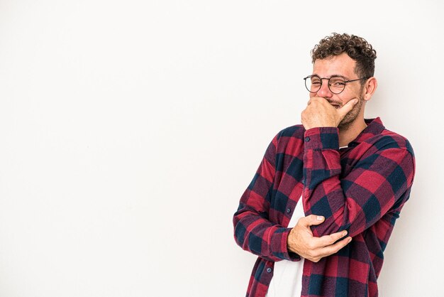 Giovane uomo caucasico isolato su sfondo bianco ridendo felice, spensierata, emozione naturale.