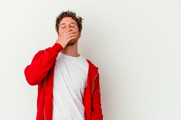 Giovane uomo caucasico isolato sul muro bianco che ride emozione felice, spensierata, naturale.