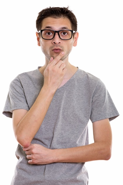 giovane uomo che indossa occhiali da vista mentre pensa