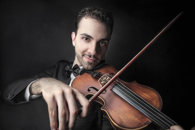 Giovane uomo che suona un violino