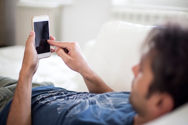 Giovane uomo con il cellulare