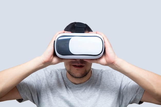 Giovane uomo con l'auricolare VR, sperimentando la realtà virtuale