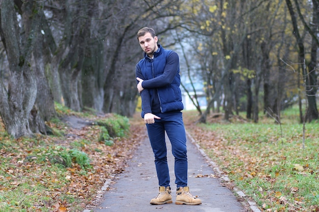 Giovane uomo con la barba in un parco autunnale