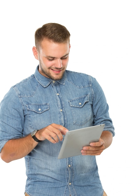 Giovane uomo con un tablet pc, sorridente