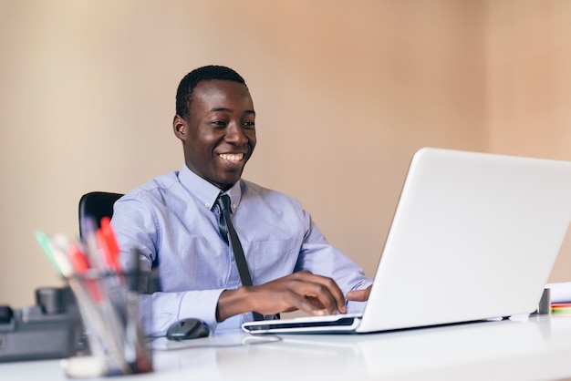 Giovane uomo d'affari africano. Lavorare in ufficio.