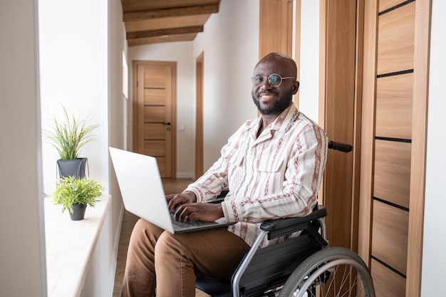 Giovane uomo d'affari afroamericano di successo in rete a casa