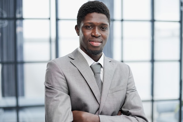 Giovane uomo d'affari afroamericano felice nel ritratto convenzionale del vestito