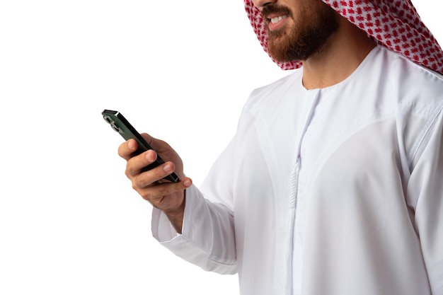 Giovane uomo d'affari arabo utilizzando smartphone isolato su sfondo bianco