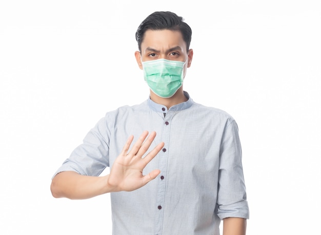 Giovane uomo d'affari asiatico che indossa maschera igienica che gesturing arresto per prevenire l'infezione, 2019-nCoV o coronavirus.