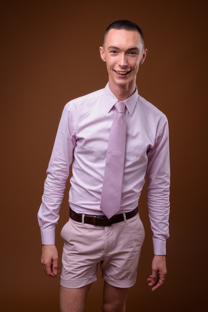 Giovane uomo d'affari bello che porta camicia rosa