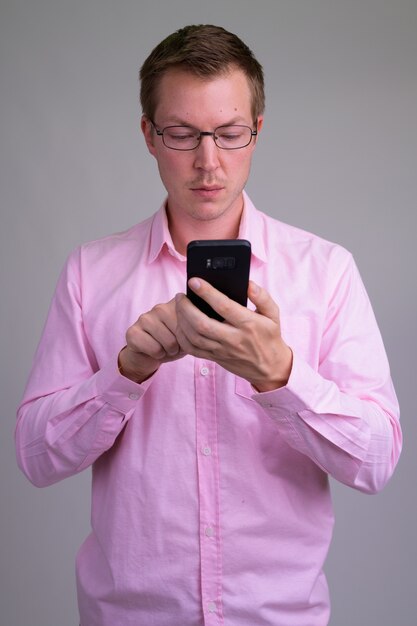 giovane uomo d'affari bello con la camicia rosa