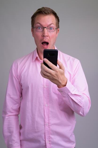 giovane uomo d'affari bello con la camicia rosa