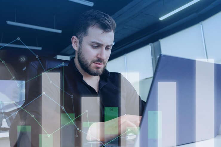 Giovane uomo d'affari con la grafica intorno che rappresenta il successo e la crescita del business