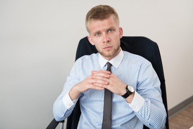 Giovane uomo d'affari con problemi e stress in ufficio